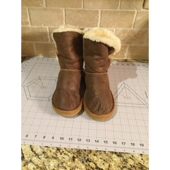 Women's UGG Classic Short Boots Size 9 Brown - Picture 3 of 5